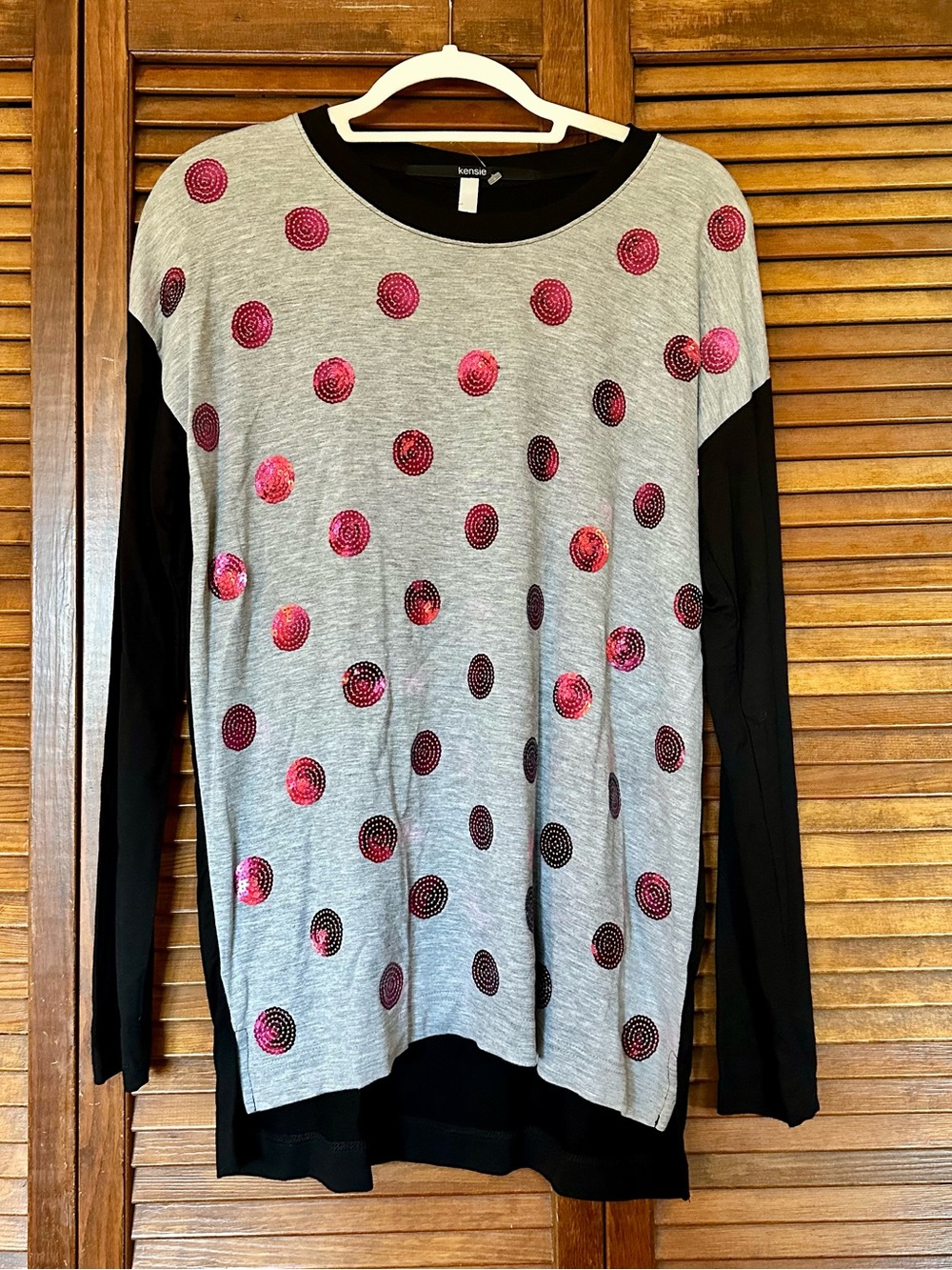 Kensie Gray and Black Long Sleeve Top with Magenta sequin accents size medium